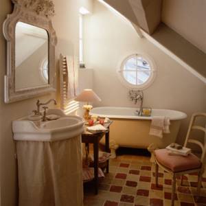 комбинированная отделка ванной комнаты покраска и плитка