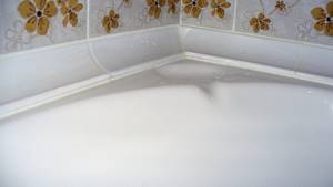 отделка края ванны примыкающего к стене плиткой