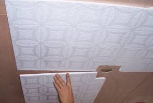 отделка потолка на кухне потолочной плиткой