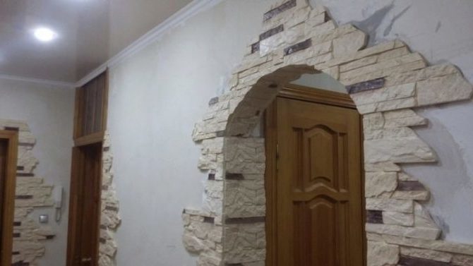 отделка декоративным камнем над дверью