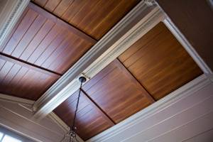 отделка потолка мдф панелями на деревянные потолки