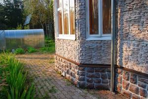 фасадные панели для наружной отделки дома из искусственного камня