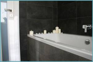 комбинированная отделка ванной комнаты плитка и краска