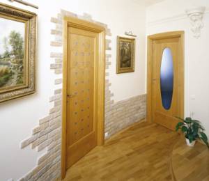 коридор отделка декоративным камнем с мебелью