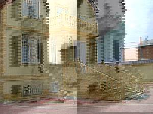 отделка домов одноэтажных и окон дагестанским камнем