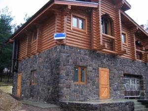 отделка фасада деревянного дома искусственным камнем