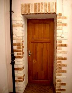 отделка косяков входной двери декоративным камнем