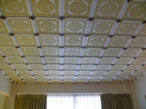 отделка стен потолочными плитками из пенопласта