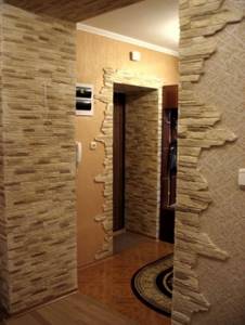 дизайн интерьер коридора отделка гипсовым камнем
