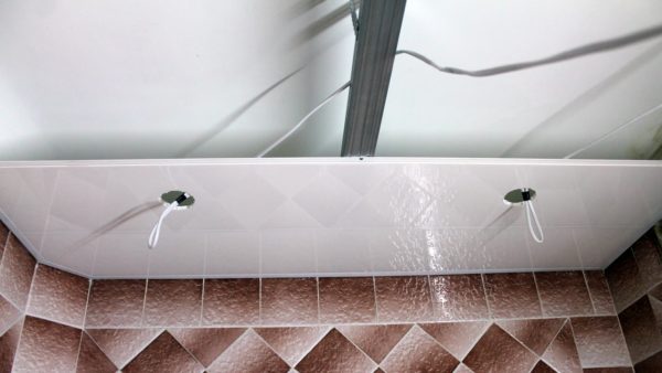 отделка потолка ванной комнаты пластиковыми панелями своими руками